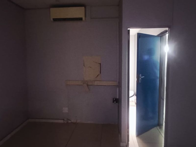 TO LET | Ground Floor Commercial Space - Photo 8