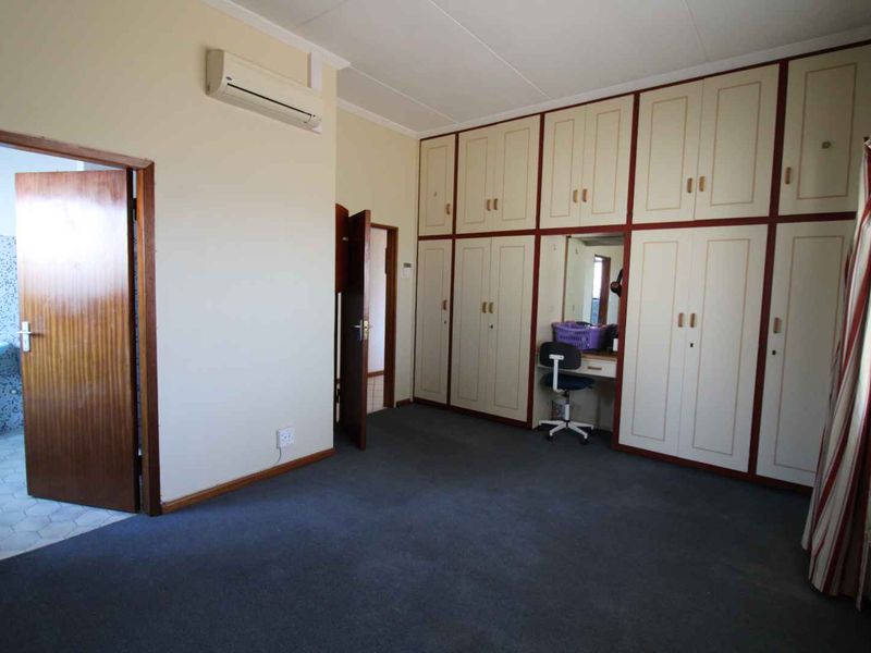 Huge Family House - Photo 7
