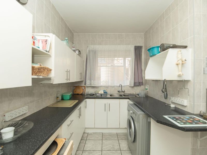 Spacious 3 Bedroom Duplex with Private Garden & Pet-Friendly Living - Photo 10