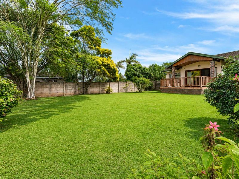 Priced To Sell!!! Spacious Amanzimtoti Family Home with Granny Flat, Pool & Exceptional Parking on 1,984m2 - Photo 3