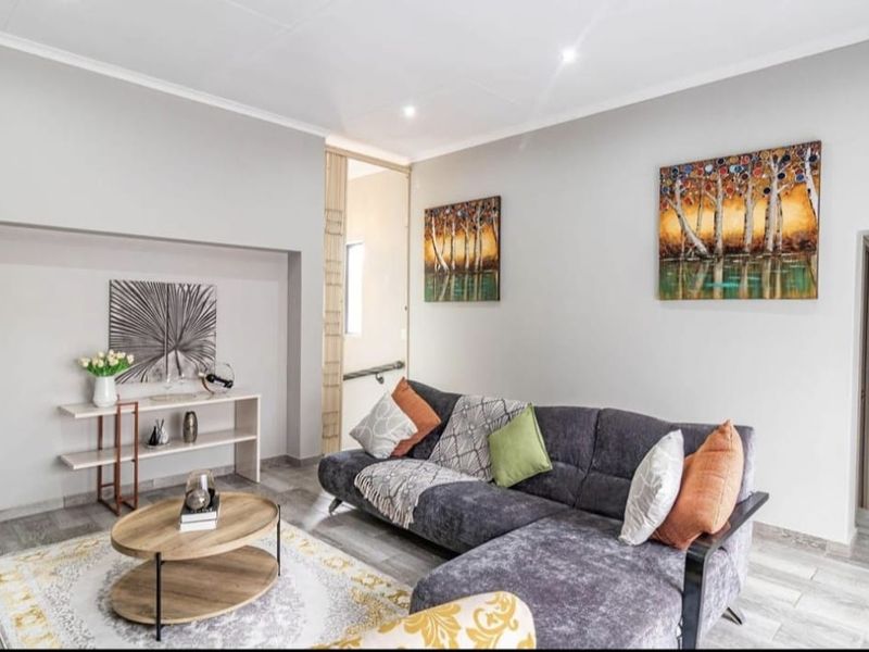 Stunning Fully Furnished Rental In Secure Midstream. - Photo 6