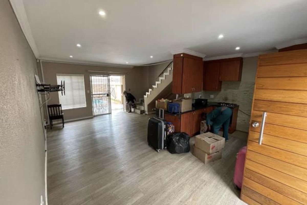 Beautifully Renovated & Well-Maintained 2-Bedroom Duplex with Private Pool, Patio & Built-In Braai - Photo 3