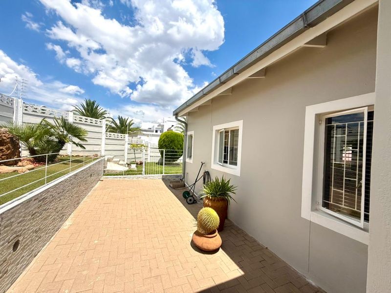 3 Bedroom House TO LET in Kleine Kuppe - Photo 2