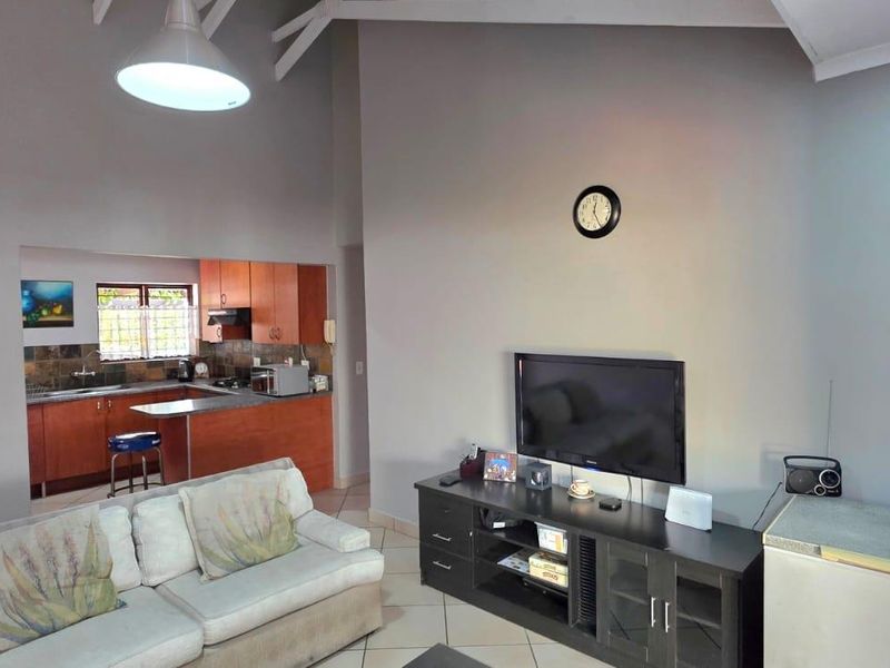 NEW LISTING IN BOSVELDRUS! FULL TITLE, POOL & LAPA! - Photo 8