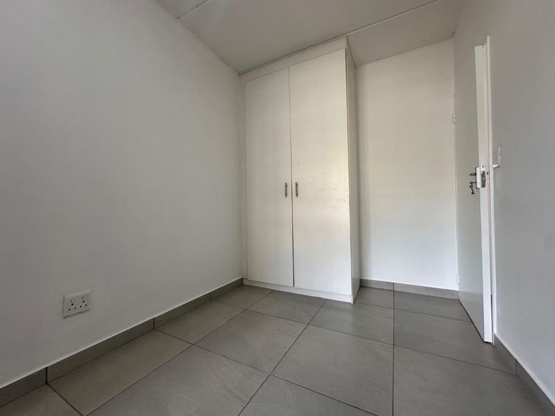 Experience contemporary living at its best in this stylish apartment, ideally situated near Fourways and Northgate Mall. - Photo 10