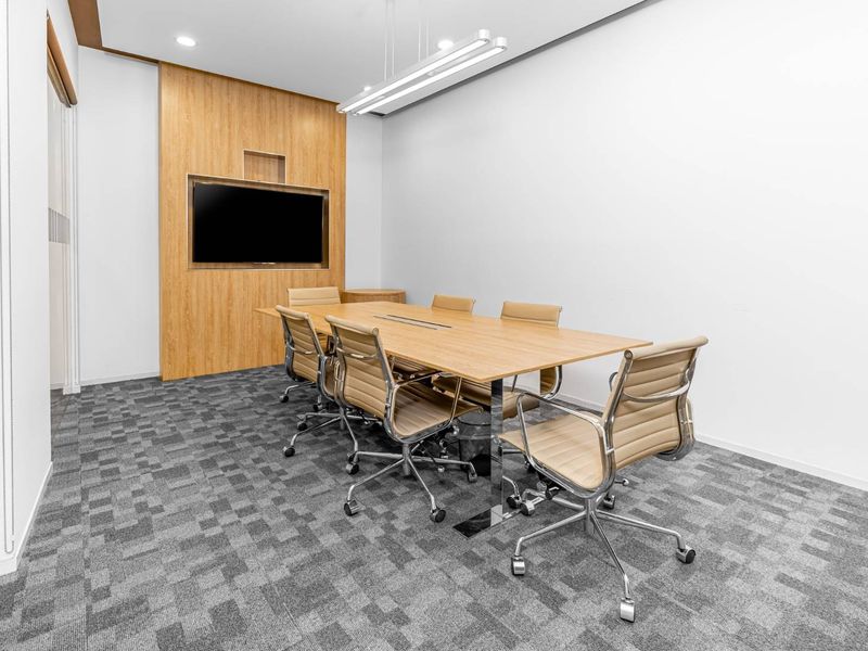 Private office space tailored to your business’ unique needs in Regus Mushroom Farm Retail Centre - Photo 5