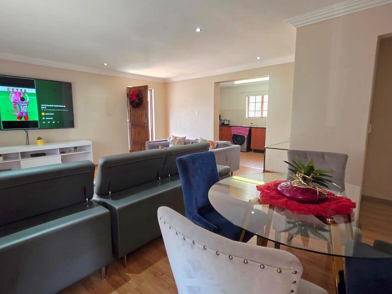 Spacious First floor Apartment - Photo 4