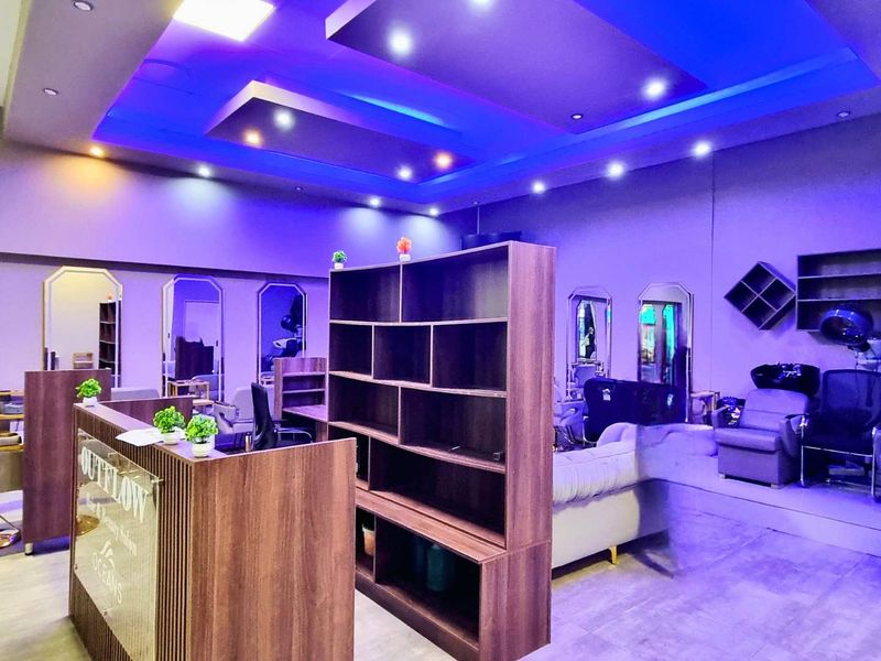 64m2 boutique retail unit in Oceans Mall, Umhlanga. Ground-floor shop with salon-style fitout, ideal for beauty, grooming, or wellness brands. - Photo 3