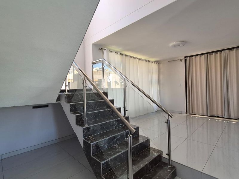 Ultra Modern Family Home for Rent in Kleine Kuppe - Photo 3