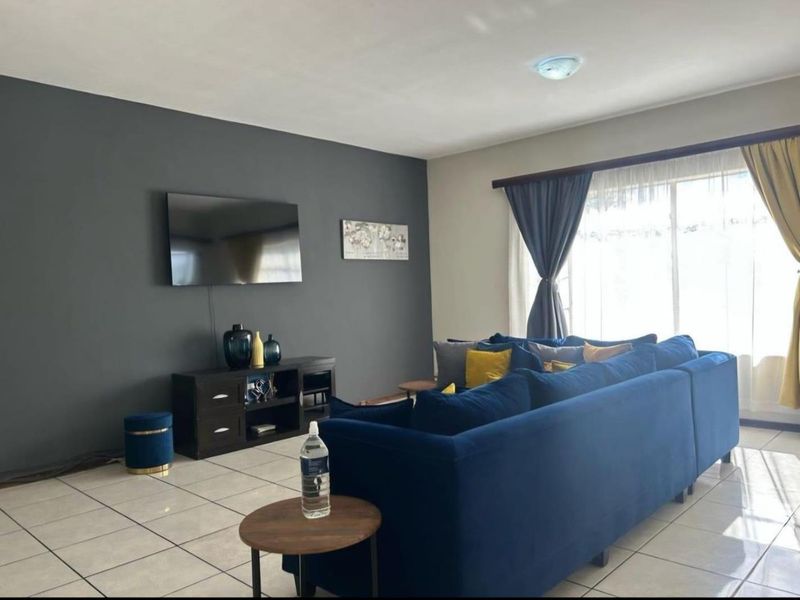 First-Floor 2-Bedroom Apartment with Enclosed Balcony - Photo 4