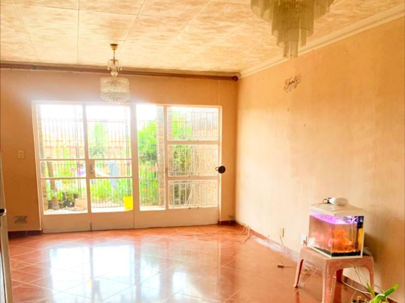 Stunning home near the OR International Airport - Photo 10