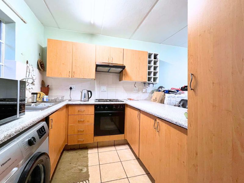 Three Bedroom townhouse in Annlin - Photo 3