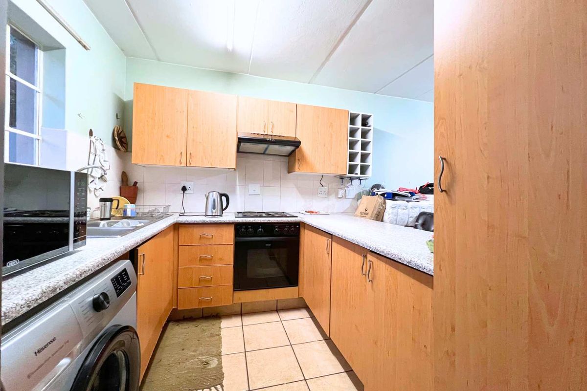 Three Bedroom townhouse in Annlin - Photo 3