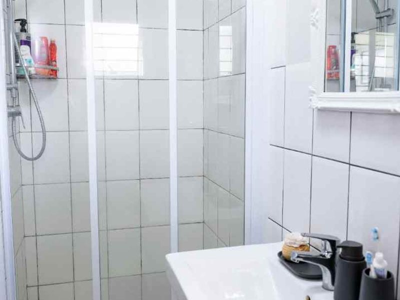 Discover this styling 2 bed, 2bath, single garage lock up and go gem! - Photo 4
