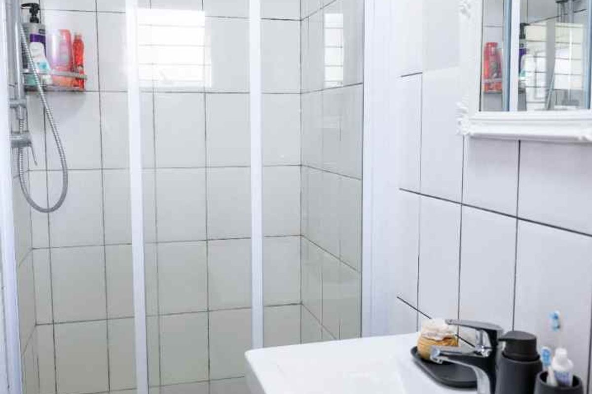 Discover this styling 2 bed, 2bath, single garage lock up and go gem! - Photo 4
