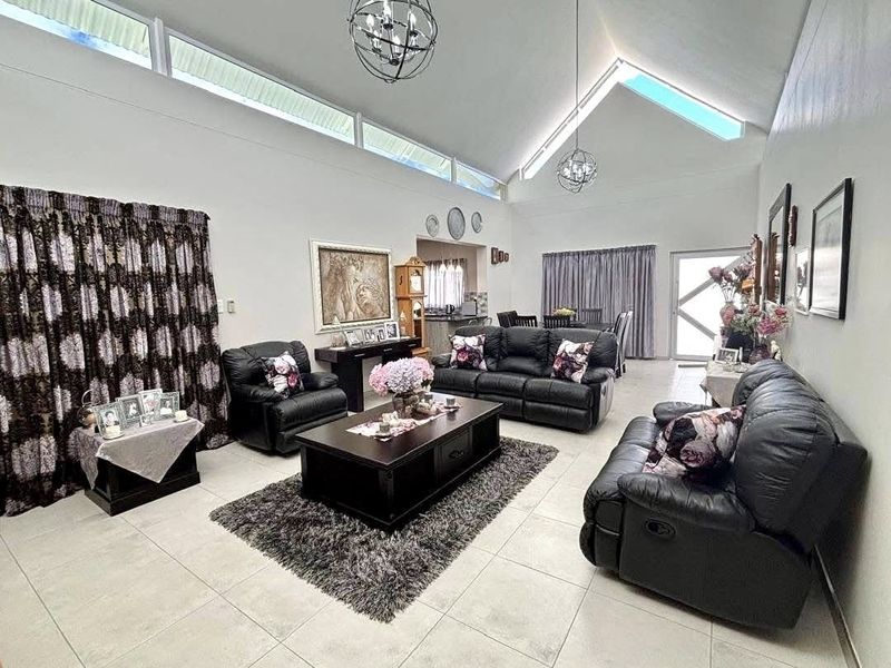 4 Bedroom House For Sale in Elisenheim - Photo 2