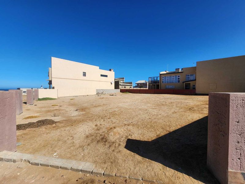Located in the " Blou Mure" area in Henties Bay. - Photo 9