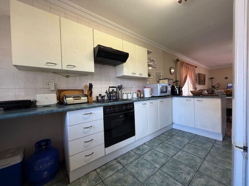 Charming 3-Bedroom Townhouse in Sought-After Randhart, Alberton - Photo 5