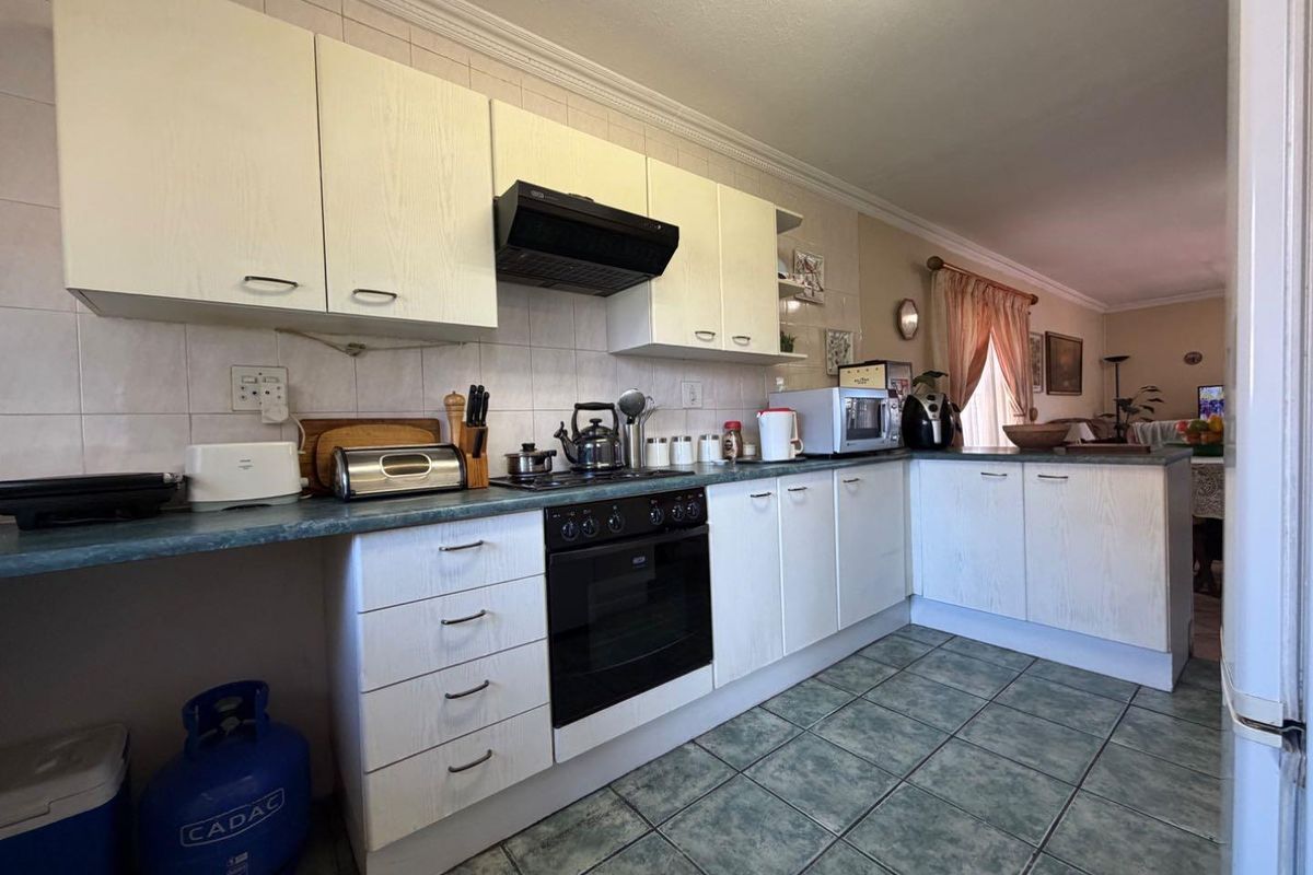 Charming 3-Bedroom Townhouse in Sought-After Randhart, Alberton - Photo 5