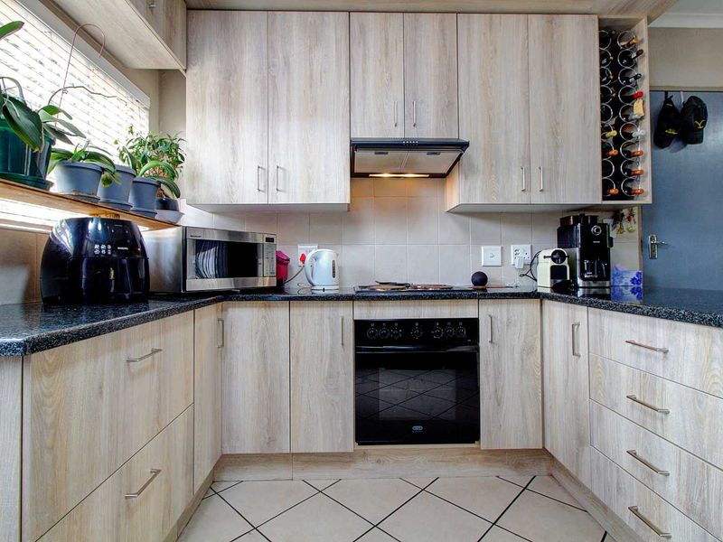 Modern Elegance Meets Comfort - Photo 5