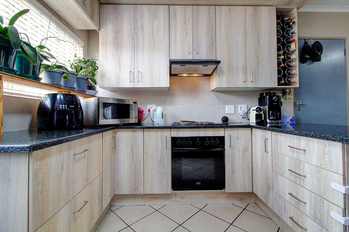 Modern Elegance Meets Comfort - Photo 5