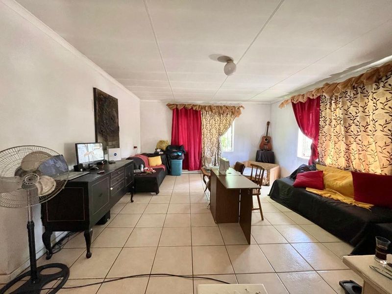 Hello Jan Niemand Park! Two Houses in One Yard. - Photo 5