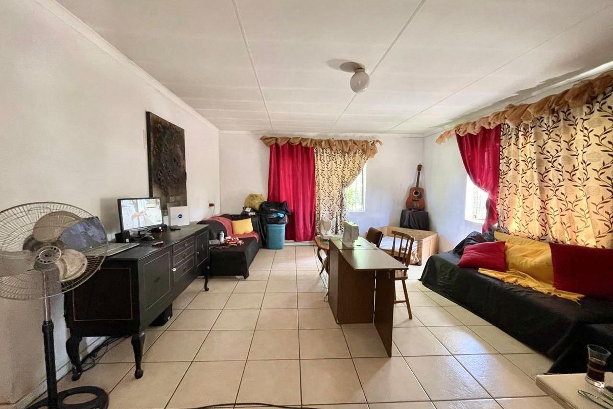 Hello Jan Niemand Park! Two Houses in One Yard. - Photo 5