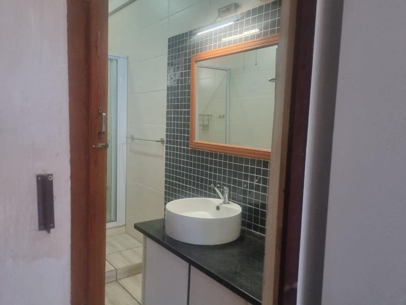 Currie Road - Spacious Apartment - Photo 10