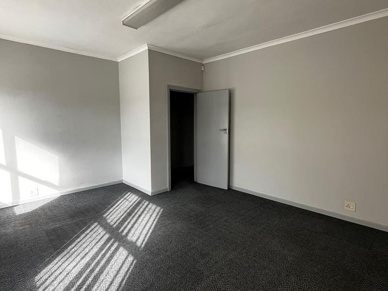 Elevate Your Business at Salgar House – Prime Newton Park Location! - Photo 6