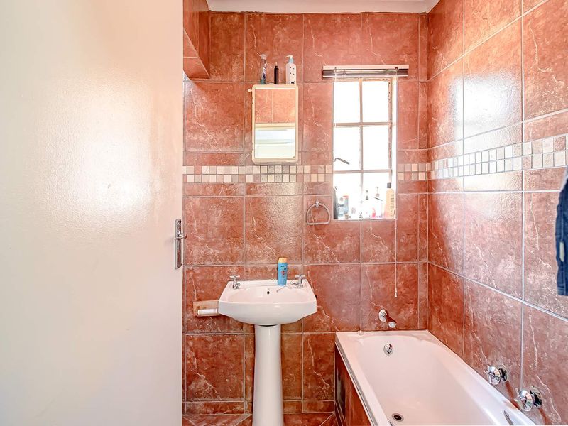 3 Bed 1 Bath House in a secure complex - Photo 8