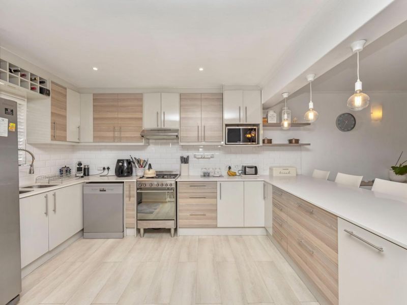 Rare, Spacious Family Home - Flatlet, Home Business Space & Exceptional Entertainment - Photo 9