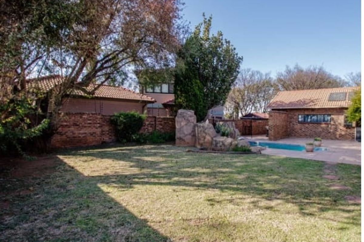 HAVE YOUR IN-LAWS IN THE SAME YARD, DIFFERENT WINGS - Photo 4