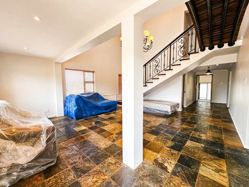 Spacious family home for sale in Stilbaai-Wes. - Photo 2