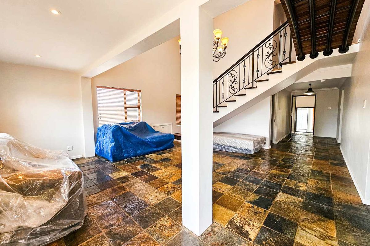 Spacious family home for sale in Stilbaai-Wes. - Photo 2