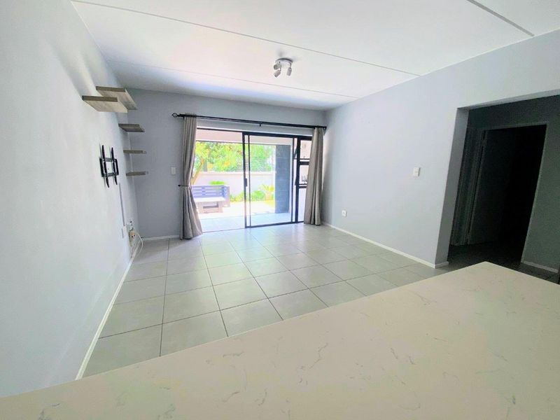 Modern, appealing & pet-friendly ground floor townhouse - Photo 3
