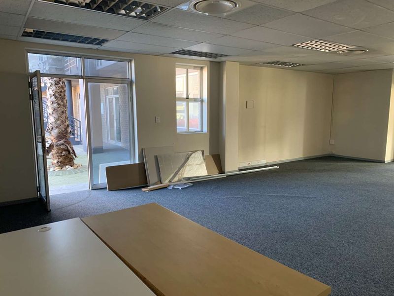 Bustling Location, Ideal for Business Operations - Photo 3