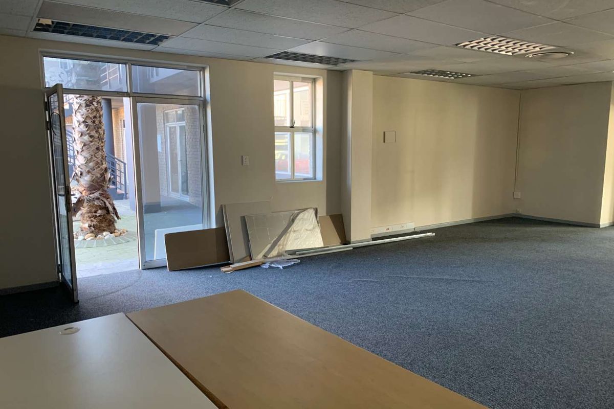 Bustling Location, Ideal for Business Operations - Photo 3