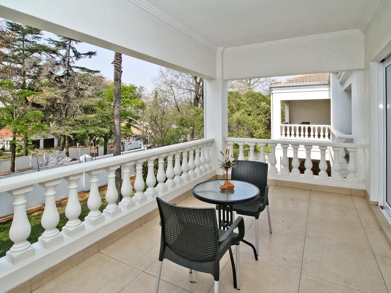 Exclusive Furnished Apartment in Secure Road Closure! - Photo 6