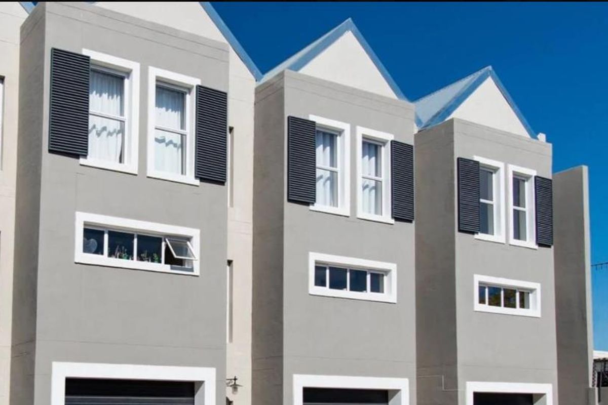 2 bedroom townhouse for sale in Avis Le Mont Complex. - Photo 2
