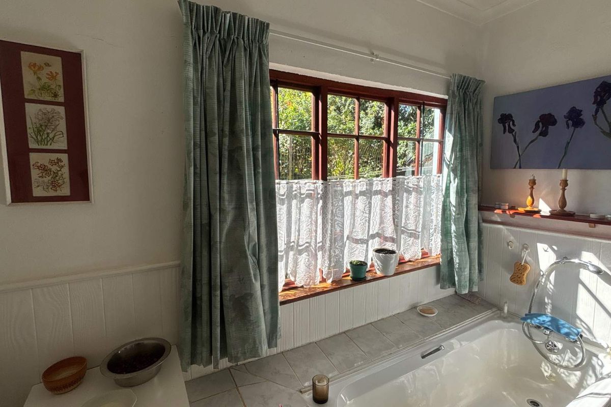 Charming 2-Bedroom House with Loft and Manicured Garden in Howick - Photo 4