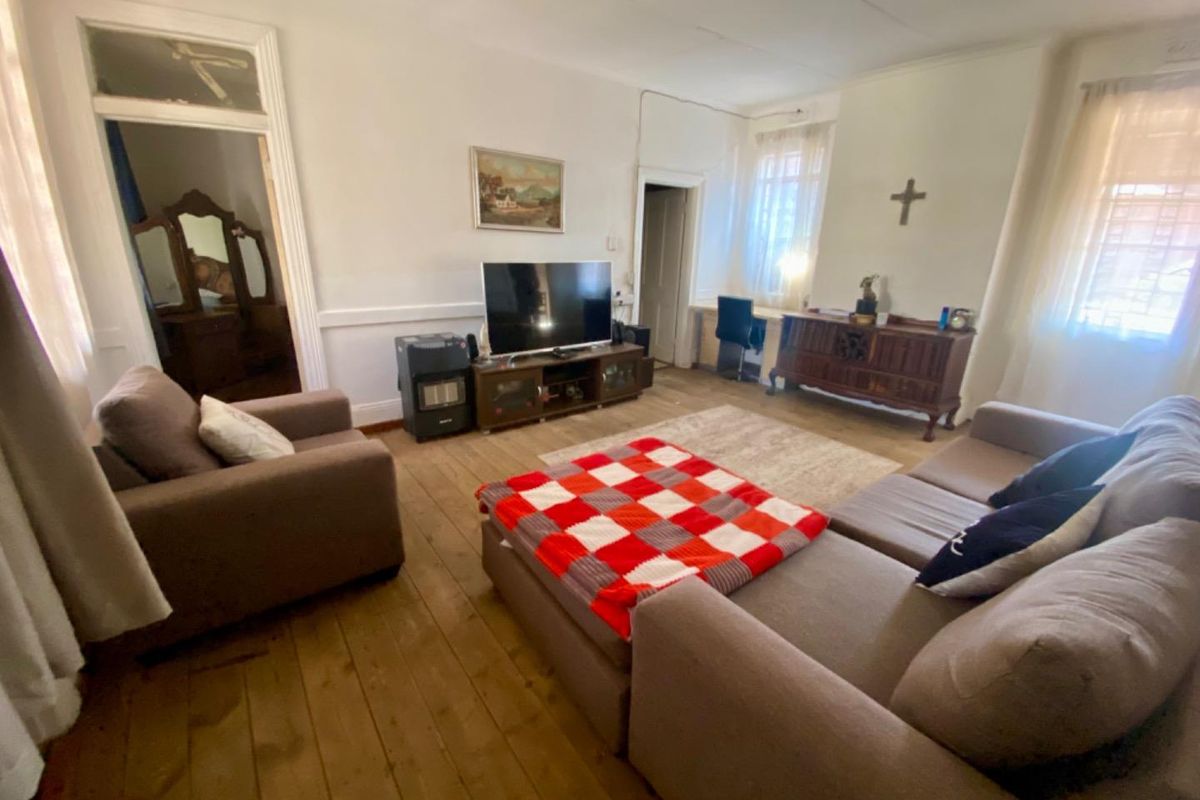 Ideal Renovation Project: 2 Bedroom Home with Garden - Photo 3