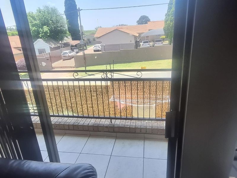 Spacious 3 Bedroom 2 Bathroom Upstairs Unit To Let - Photo 10
