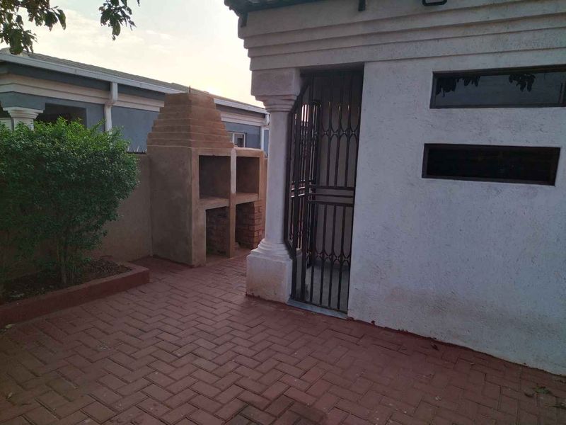 4 bedrooms house for sale in Soshanguve South - Photo 8