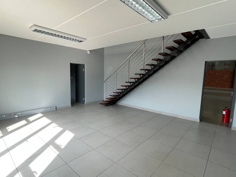 Warehouse in secure Business Park, available immediately! - Photo 6