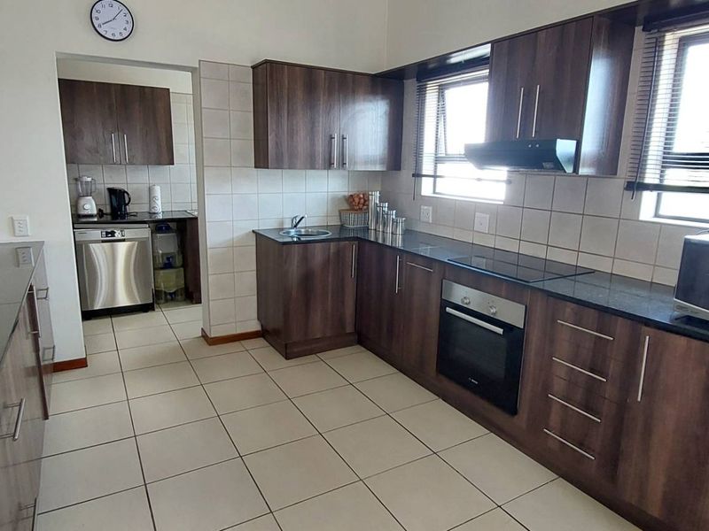 Spacious home in exclusive complex - Photo 3