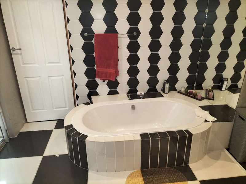 House with a lot of potential - Photo 7