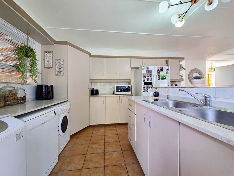 Neat family home for sale in Stilbaai-Wes. - Photo 8