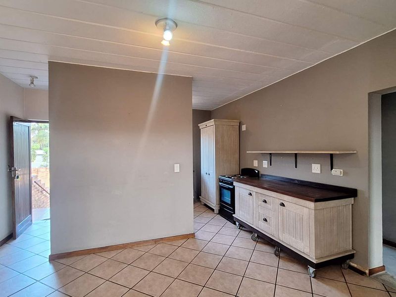 Beautiful 3 Bedroom Townhouse With Loft - Photo 8