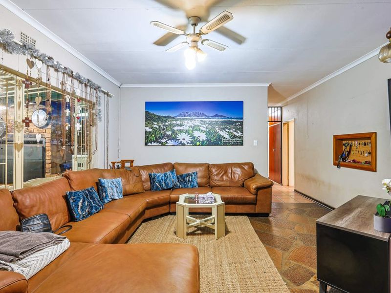 Spacious 4 Bedroom Family Home on Expansive Stand - Photo 9