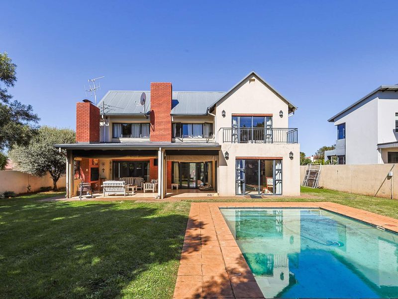 Stunning 4-Bed Corner Unit with Private Pool in Silverwood Estate - Photo 5